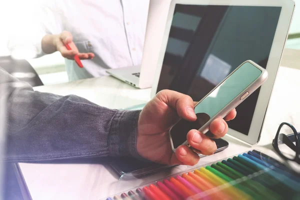 Zwei Kollegen Webdesigner diskutieren Daten und digitales Tablet und Computer-Laptop mit Smartphone und Designdiagramm auf Marmorschreibtisch als Konzept — Stockbild Zwei Kollegen Webdesigner diskutieren über Daten und digitales Tablet ein — Stockfoto