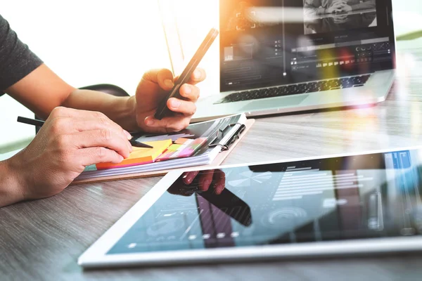 Documentos comerciales en la mesa de la oficina con teléfono inteligente y digital — Foto de Stock