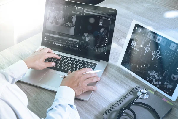 Smar でデジタル タブレットとラップトップのコンピューターで働く医師 — ストック写真
