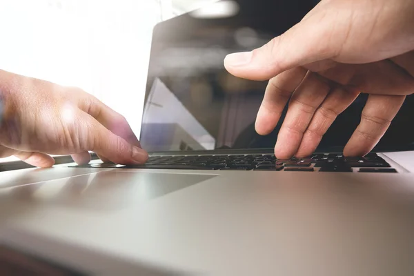 Close up de homem de negócios mão trabalhando em tela em branco laptop com — Fotografia de Stock