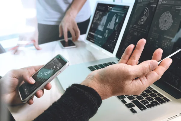 Foto-Website Grafik-Designer Hand in Hand mit seinem Team machen neue Projekt in studio.modern Laptop erweitern Bildschirm digitales Tablet-Smartphone auf Holztisch. Sonneneruptionseffekt — Stockbild Foto-Website Grafik-Designer Hand in Hand mit seinem Team machen n — Stockfoto