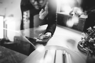 VoIP mezartaşı ile dijital tablet bilgisayar yerleştirme zeki kullanan adam