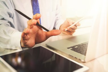 Tıbbi teknoloji kavramı. Doktor el ile modern digi çalışma