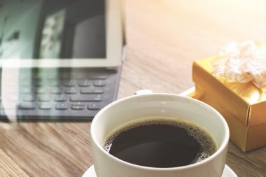 Kahve fincanı ve dijital tablo yerleştirme akıllı klavye, altın hediye kutusu bir