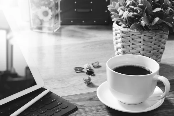 Tasse à café et numérique table dock clavier intelligent, vase fleur son — Photo