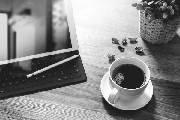 Koffiekopje en digitale tabel dock slimme toetsenbord, vaas bloem haar — Stockfoto