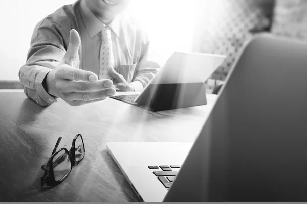 Händedruck hilft beim Geschäft. Dokumente finanzieren Grafik. — Stockfoto