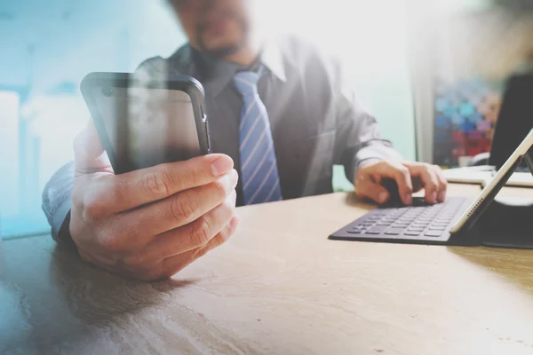 Hombre de negocios usando teléfono inteligente y tableta digital del muelle del teclado. W — Foto de Stock