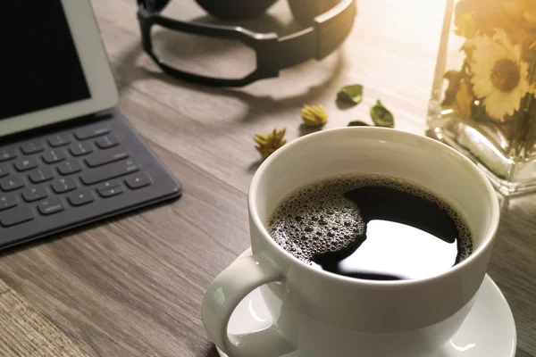 Copo de café e mesa digital doca teclado inteligente, vaso flor dela — Fotografia de Stock