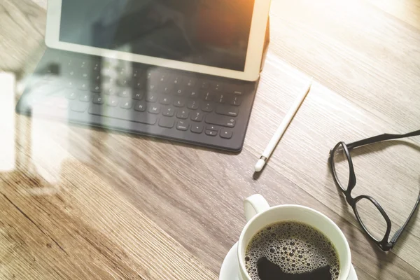 Taza de café y mesa digital muelle teclado inteligente, gafas, estilo — Foto de Stock