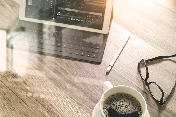 Kaffekopp och Digital tabell docka smart tangentbord, Glasögon, styl — Stockfoto