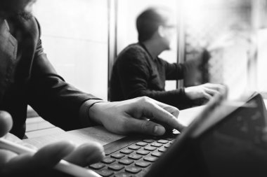 Coworking işlemi, yaratıcı ofisinde çalışan girişimci takım 