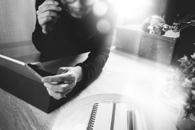 VoIP mezartaşı ile dijital tablet bilgisayar yerleştirme zeki kullanan adam