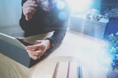 VoIP mezartaşı ile dijital tablet bilgisayar yerleştirme zeki kullanan adam