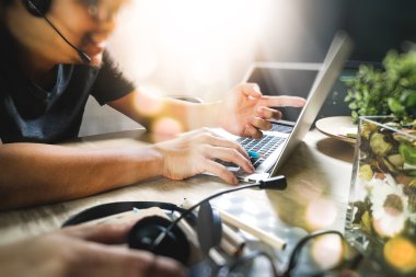 VoIP mezartaşı ile dijital tablet bilgisayar yerleştirme zeki kullanan adam