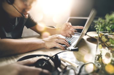 VoIP mezartaşı ile dijital tablet bilgisayar yerleştirme zeki kullanan adam