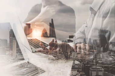 Başarı işadamı di ofiste çalışan çift pozlama