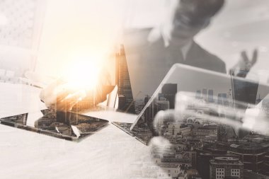 İş takım toplantısı mevcut. Mutlu profesyonel yatırımcı çalışırdı