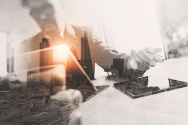 Başarı işadamı di ofiste çalışan çift pozlama