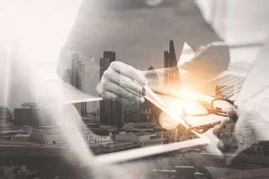 iki meslektaşım web tasarımcısı veri ve dijital tablet tartışırken bir