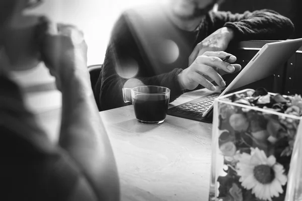 Pausa de café do escritório com dois colegas de designer sentados chattin — Fotografia de Stock