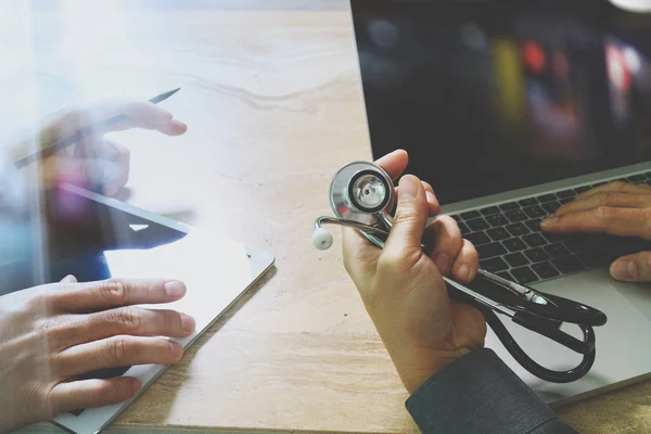 Conceito de equipe de rede de tecnologia médica. Médico mão trabalhando sagacidade — Fotografia de Stock