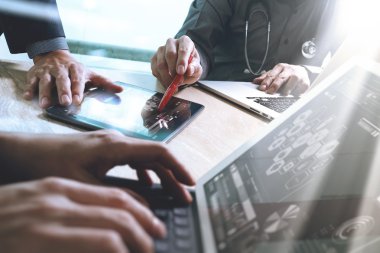 Tıbbi teknoloji ağ takım toplantı kavramı. Doktor el wor