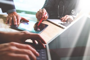 Tıbbi teknoloji ağ takım toplantı kavramı. Doktor el wor