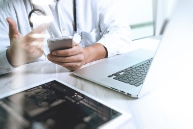 Tıp doktor el modern dijital tablet ve lapt çalışma