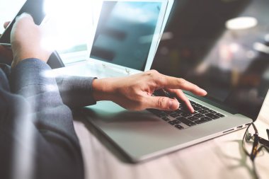 Web sitesi tasarımcısı dijital tablet ve bilgisayar laptop ile çalışma