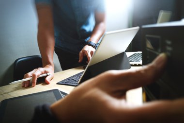 işadamı el kullanarak akıllı telefon, mobil ödeme online alışveriş, omni kanal, dijital tablet yerleştirme klavye bilgisayar, sıkıştırılmış sunucu 