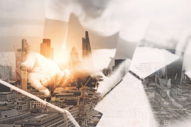 Tasarımcısı akıllı telefon ve klavye kullanarak dijital tablet ile sabitlemek