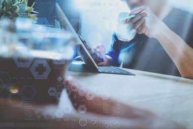 ofiste çalışan ve bir fincan tutarak Web sitesi tasarımcıları çalışma co