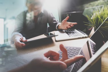 Başlangıç programlama takım. Web sitesi tasarımcısı dijital tablo çalışma