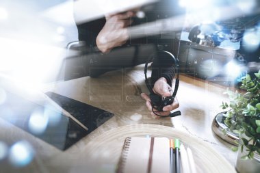 VoIP mezartaşı ile dijital tablet bilgisayar yerleştirme zeki kullanan adam