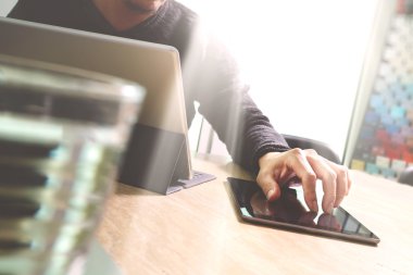 Web sitesi tasarımcısı dijital tablet klavye compute yerleştirme çalışma