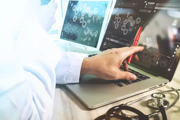 Médico trabajando con tableta digital y ordenador portátil con smar — Foto de Stock