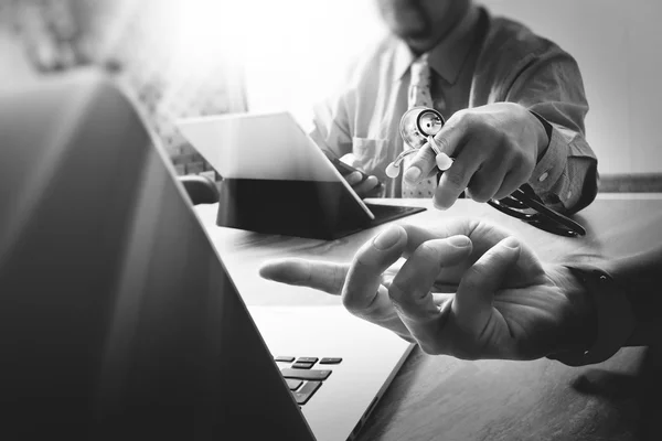 Medische technologie netwerk team meeting concept. Dokter hand wor — Stockfoto