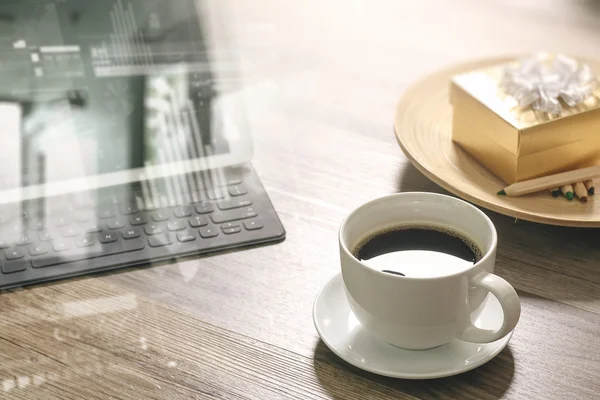 Tasse à café et clavier intelligent Digital table dock, boîte cadeau en or a — Photo