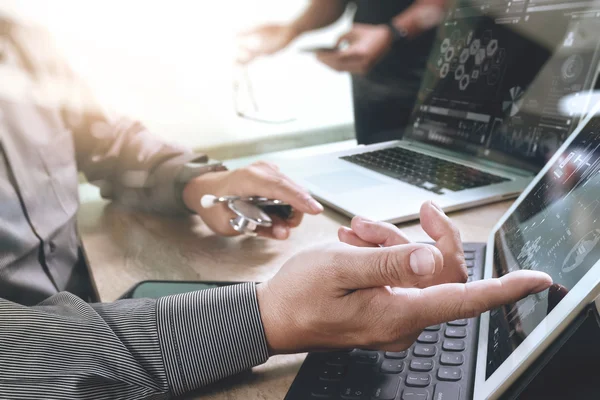 Concetto di riunione del team di tecnologia medica. Medico mano wor — Foto Stock