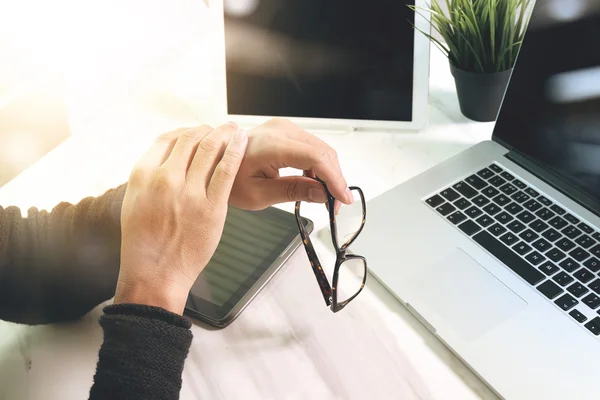 Foto creativo designer concetto di lavoro. Uomo che lavora nuova start up p — Foto Stock