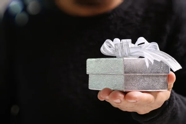Cadeau, la main de l'homme tenant une boîte cadeau dans un geste de giving.b — Photo