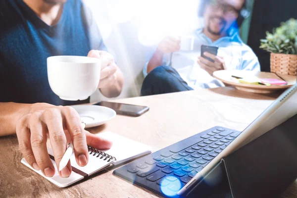 Co trabajo diseñadores de sitios web que trabajan en la oficina y la celebración de una taza —  Fotos de Stock