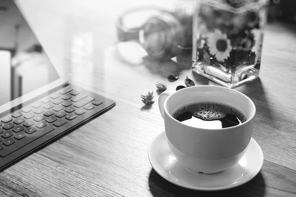 Tazza da caffè e tavolo digitale dock tastiera intelligente, vaso fiore lei — Foto Stock