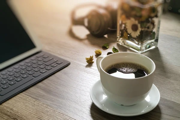 Kaffekopp och Digital tabell docka smart tangentbord, vas blomma henne — Stockfoto