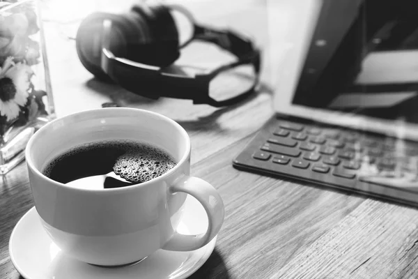 Coffee cup and Digital table dock smart keyboard,vase flower her — Stock Photo, Image