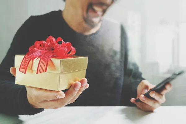 Geschenke geben kreative Hand Auswahl und Hand mit Geschenk. Geschenkdeli — Stockfoto