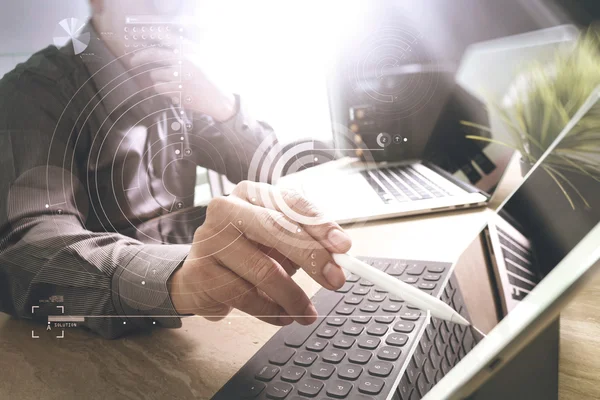 Outsource Desarrollador que trabaja en mármol Escritorio de trabajo Compuesto portátil —  Fotos de Stock