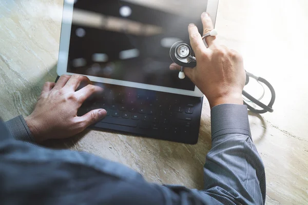 Concepto de tecnología médica. Mano de doctor trabajando con digi modernos —  Fotos de Stock