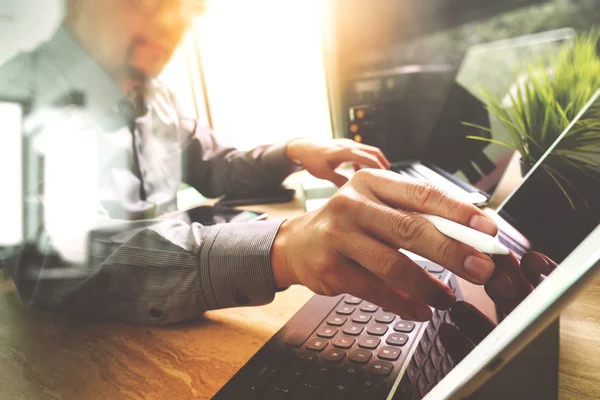 Uitbesteden van ontwikkelaar bezig met marmer bureau werken Laptop Comput — Stockfoto